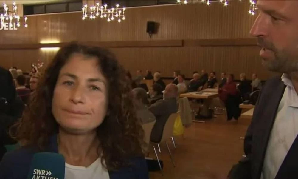 Σοκ στη Γερμανία: Δημοτικός σύμβουλος επιτέθηκε σε δημοσιογράφο